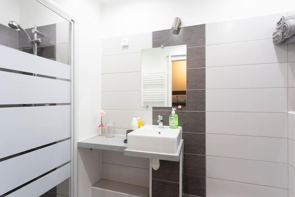 Chez Alexandra - Elegant Studio Avec Parking A Proximite Des Plages ลา กร็องเดอ-ม็อต ภายนอก รูปภาพ
