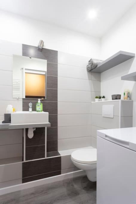 Chez Alexandra - Elegant Studio Avec Parking A Proximite Des Plages ลา กร็องเดอ-ม็อต ภายนอก รูปภาพ